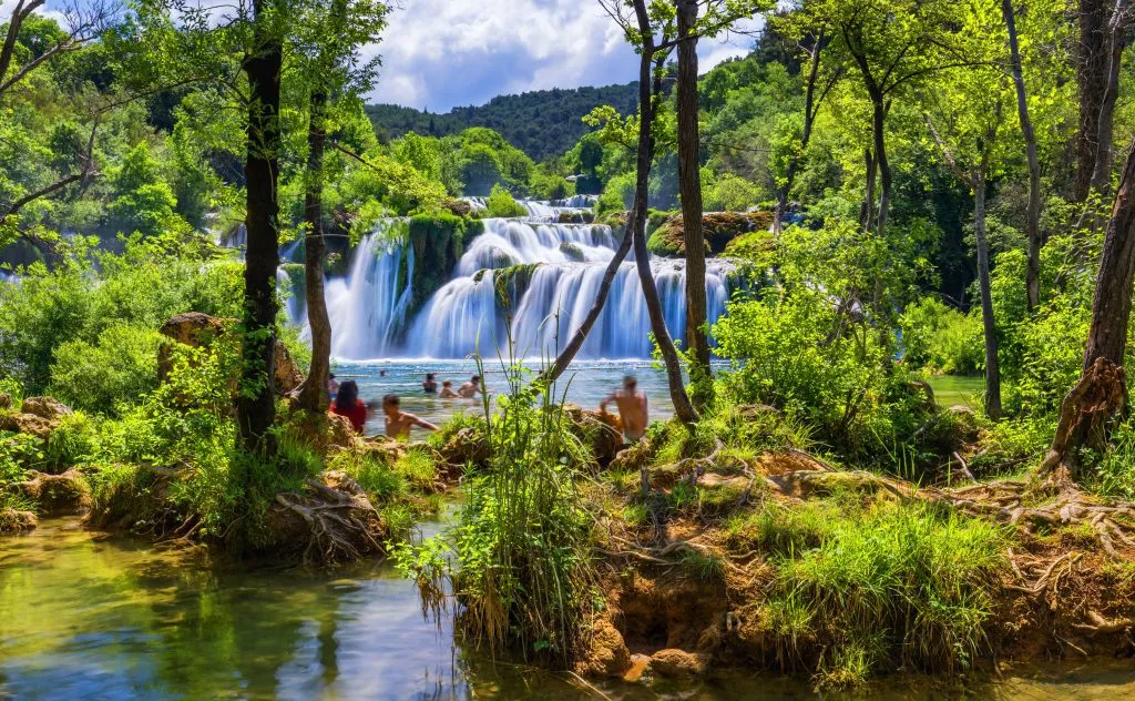 Zwemmen onder de watervallen van Krka