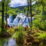 Zwemmen onder de watervallen van Krka
