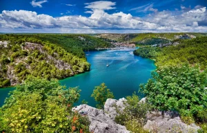 Genießen Sie den Blick auf die Brücke von Šibenik