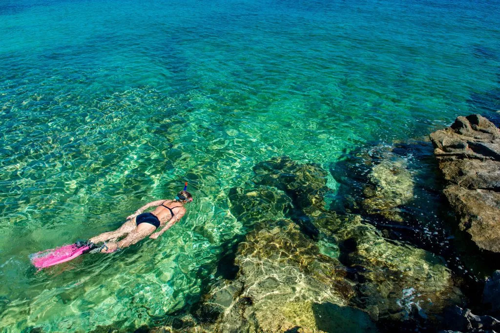 Snorkling i blåt vand