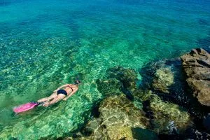 Snorkling i blåt vand