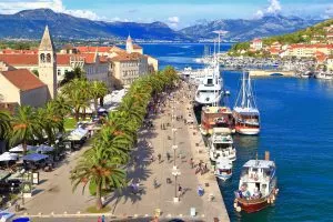 Wandeling langs de promenade van Trogir